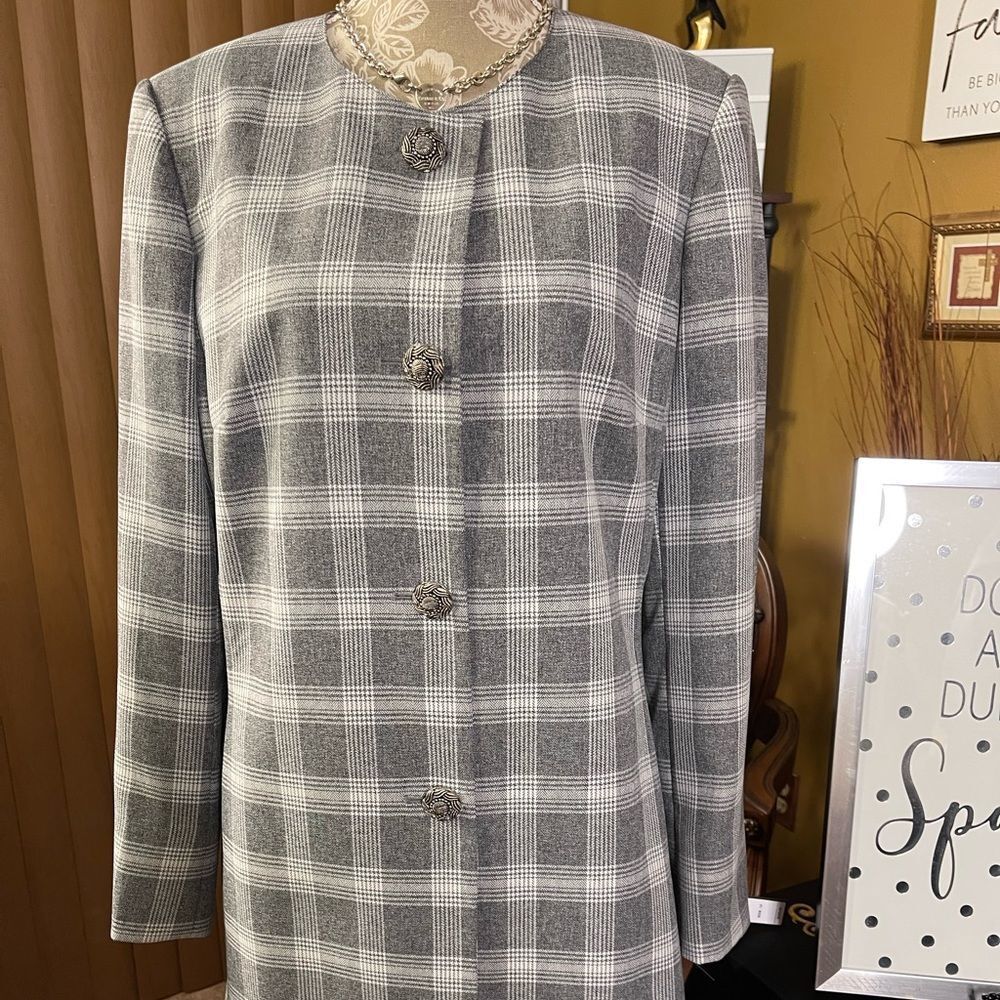 🔥♥️🔥SUITED AND BOOTED!! Ladies, this is a SASSY SEXY gem!